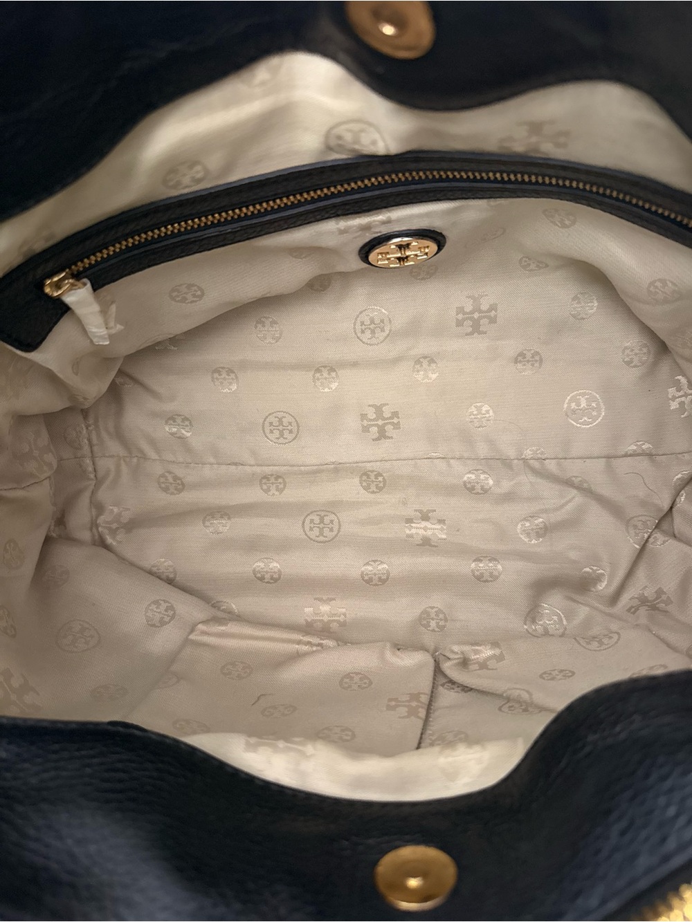 Tory Burch Black Leather Amanda bag with Gold-Tone Logo Hardware - Picture 5 of 10